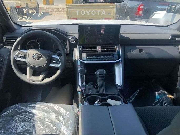 Новый Toyota Land Cruiser 300 Series, 4.0 л, 2024 в Дубае от Mohamed Hakim Motors Белый цвет. GCC | AUTO.AE