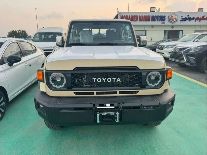 Новый Toyota Land Cruiser 70 Series Рестайлинг 2, 2.8 л, 2024 в Дубае от Mohamed Hakim Motors Бежевый цвет. GCC | AUTO.AE