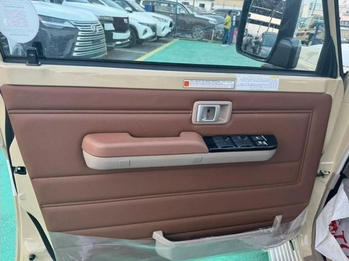 Новый Toyota Land Cruiser 70 Series Рестайлинг 2, 2.8 л, 2024 в Дубае от Mohamed Hakim Motors Бежевый цвет. GCC | AUTO.AE