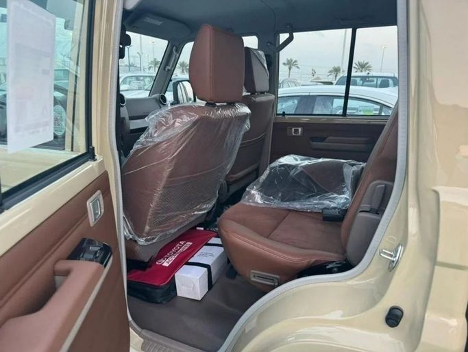 Новый Toyota Land Cruiser 70 Series Рестайлинг 2, 2.8 л, 2024 в Дубае от Mohamed Hakim Motors Бежевый цвет. GCC | AUTO.AE