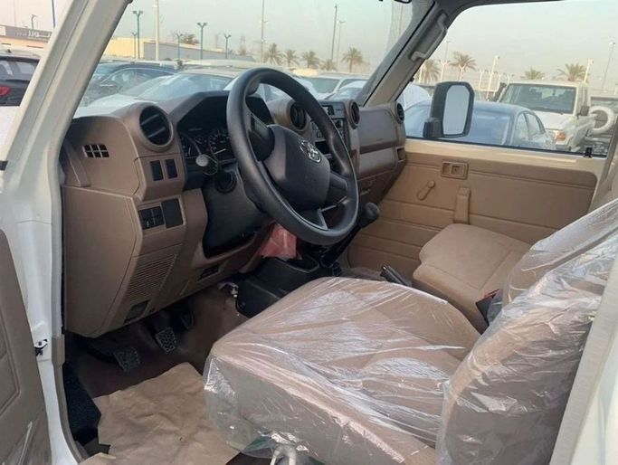Новый Toyota Land Cruiser 70 Series Рестайлинг 2, 4.0 л, 2024 в Дубае от Mohamed Hakim Motors Белый цвет. GCC | AUTO.AE