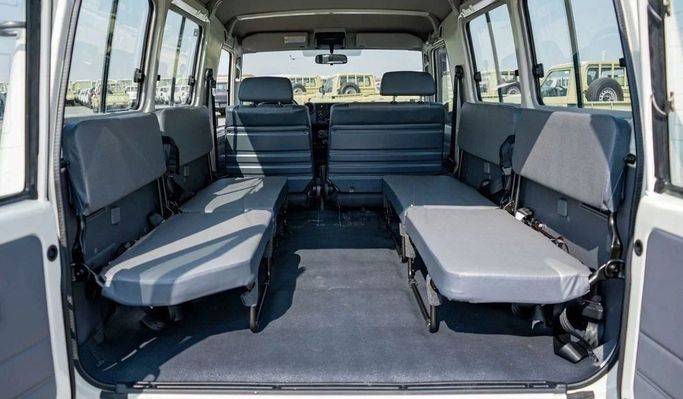 Новый Toyota Land Cruiser 70 Series Рестайлинг 2, 4.5 л, 2023 в Дубае от Mohamed Hakim Motors Белый цвет. GCC | AUTO.AE