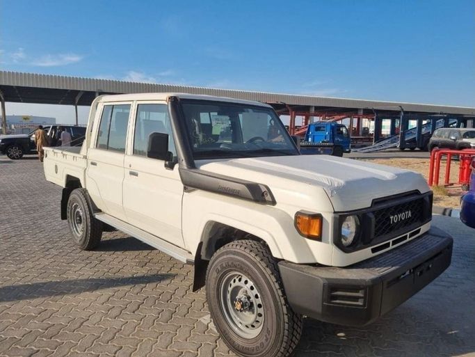Новый Toyota Land Cruiser 70 Series Рестайлинг 2, 4.5 л, 2024 в Дубае от Mohamed Hakim Motors Белый цвет. GCC | AUTO.AE