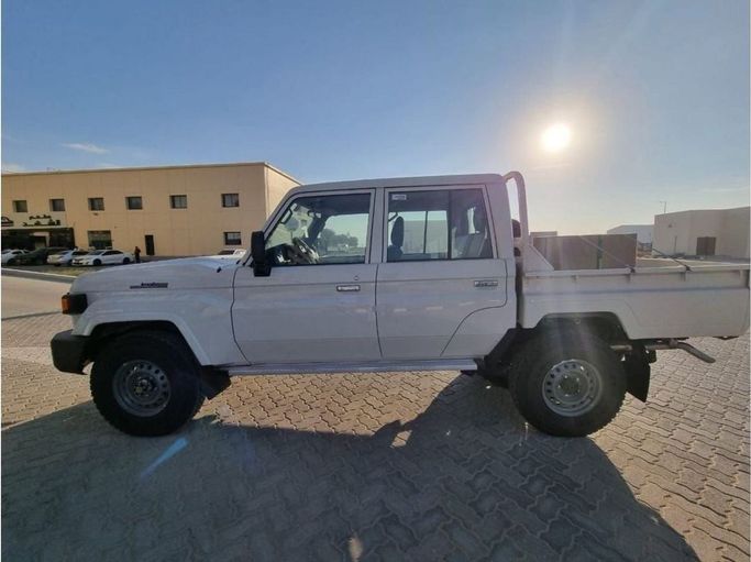 Новый Toyota Land Cruiser 70 Series Рестайлинг 2, 4.5 л, 2024 в Дубае от Mohamed Hakim Motors Белый цвет. GCC | AUTO.AE