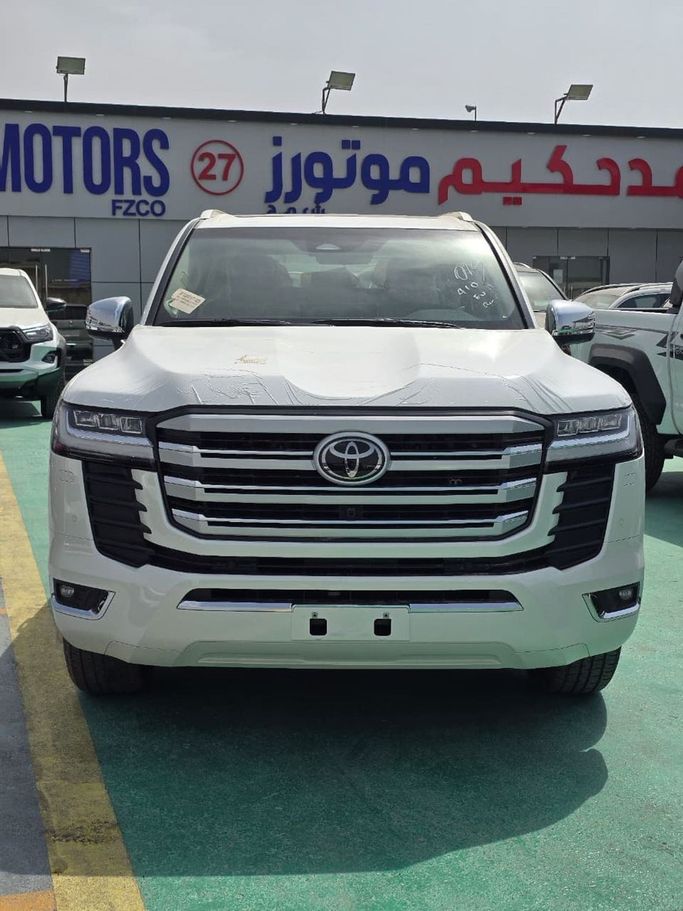 Новый Toyota Land Cruiser 300 Series, 4.0 л, 2025 в Дубае от Mohamed Hakim Motors Белый цвет. GCC | AUTO.AE