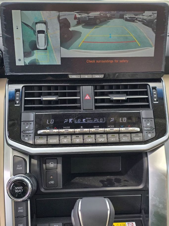 Новый Toyota Land Cruiser 300 Series, 4.0 л, 2025 в Дубае от Mohamed Hakim Motors Белый цвет. GCC | AUTO.AE