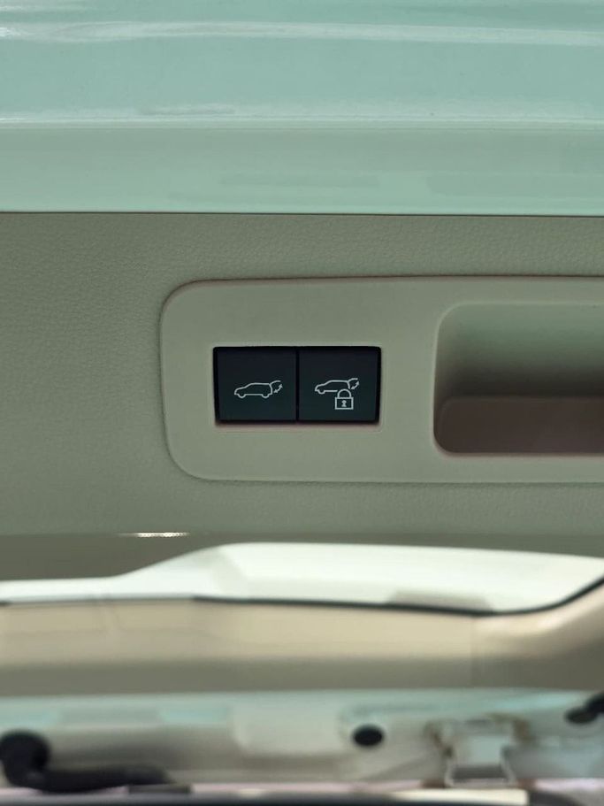 Новый Toyota Land Cruiser 300 Series, 4.0 л, 2025 в Дубае от Mohamed Hakim Motors Белый цвет. GCC | AUTO.AE