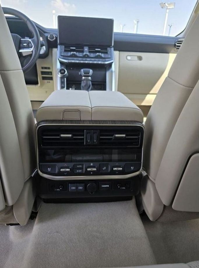 Новый Toyota Land Cruiser 300 Series, 3.4 л, 2025 в Дубае от Mohamed Hakim Motors Черный цвет. Европейская | AUTO.AE