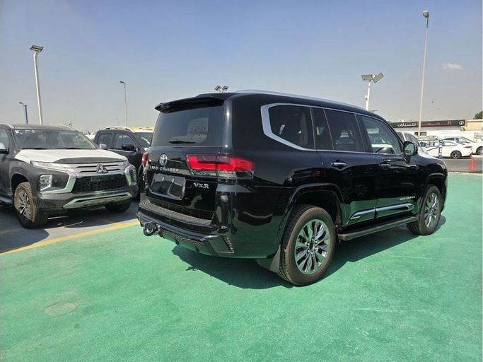Новый Toyota Land Cruiser 300 Series, 3.4 л, 2025 в Дубае от Mohamed Hakim Motors Черный цвет. Европейская | AUTO.AE