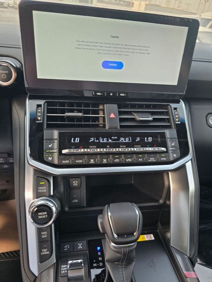 Новый Toyota Land Cruiser 300 Series, 3.4 л, 2025 в Дубае от Mohamed Hakim Motors Белый цвет. GCC | AUTO.AE