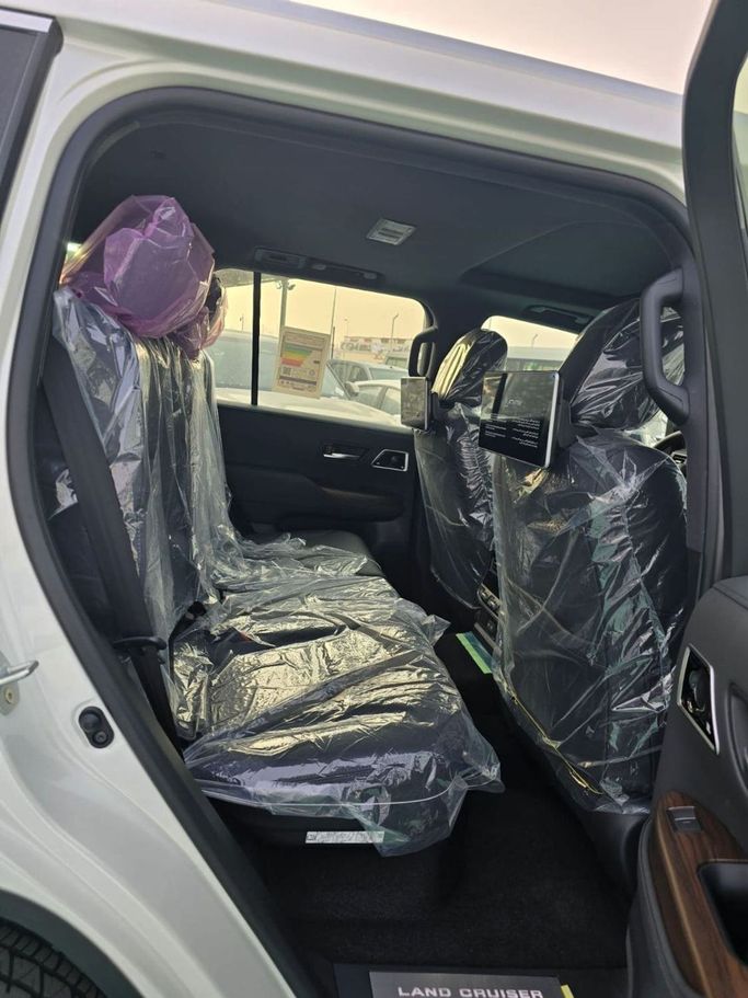 Новый Toyota Land Cruiser 300 Series, 3.4 л, 2025 в Дубае от Mohamed Hakim Motors Белый цвет. GCC | AUTO.AE