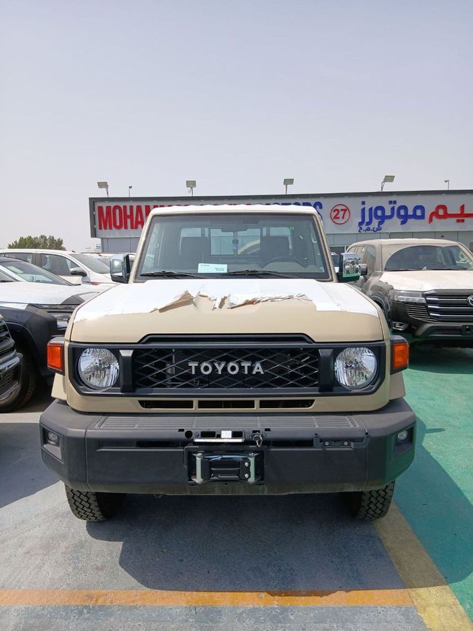 Новый Toyota Land Cruiser 70 Series Рестайлинг 2, 4.0 л, 2025 в Дубае от Mohamed Hakim Motors Бежевый цвет. GCC | AUTO.AE