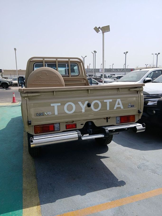 Новый Toyota Land Cruiser 70 Series Рестайлинг 2, 4.0 л, 2025 в Дубае от Mohamed Hakim Motors Бежевый цвет. GCC | AUTO.AE
