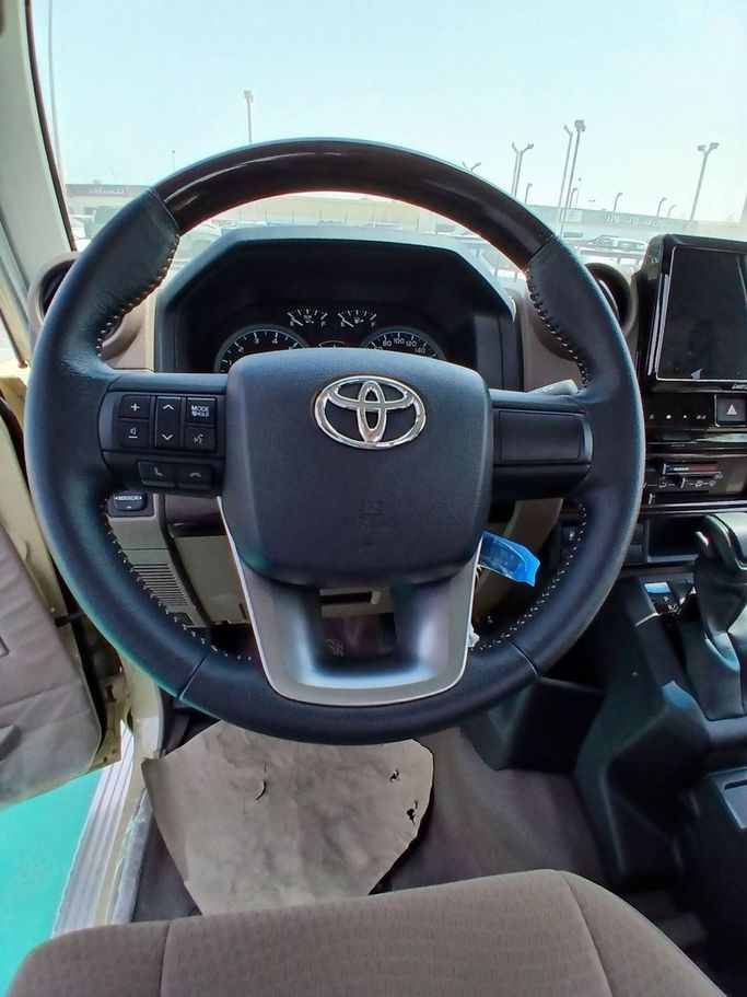 Новый Toyota Land Cruiser 70 Series Рестайлинг 2, 4.0 л, 2025 в Дубае от Mohamed Hakim Motors Бежевый цвет. GCC | AUTO.AE
