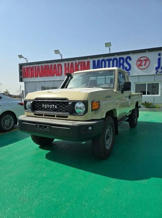 Новый Toyota Land Cruiser 70 Series Рестайлинг 2, 4.0 л, 2024 в Дубае от Mohamed Hakim Motors Бронзовый цвет. GCC | AUTO.AE