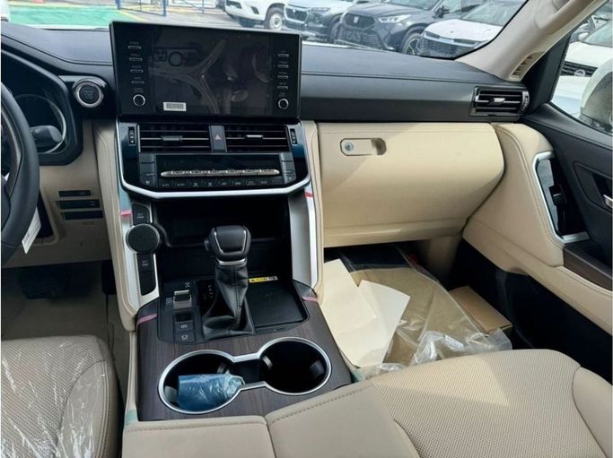 Новый Toyota Land Cruiser 300 Series, 4.0 л, 2024 в Дубае от Mohamed Hakim Motors Белый цвет. GCC | AUTO.AE