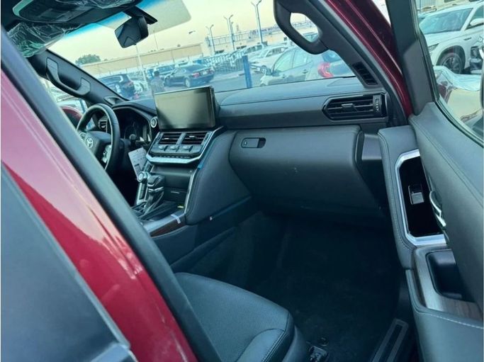 Новый Toyota Land Cruiser 300 Series, 3.4 л, 2023 в Дубае от Mohamed Hakim Motors Красный цвет. GCC | AUTO.AE