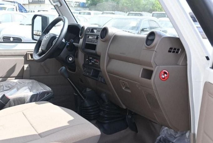 Новый Toyota Land Cruiser 70 Series Рестайлинг 2, 4.0 л, 2024 в Дубае от Mohamed Hakim Motors Белый цвет. GCC | AUTO.AE