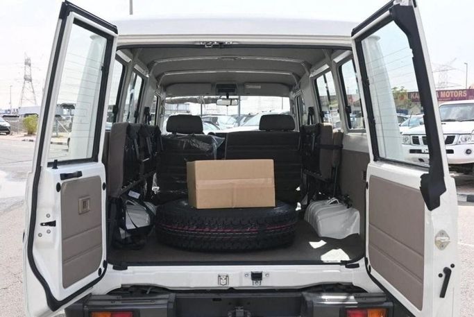 Новый Toyota Land Cruiser 70 Series Рестайлинг 2, 4.0 л, 2024 в Дубае от Mohamed Hakim Motors Белый цвет. GCC | AUTO.AE