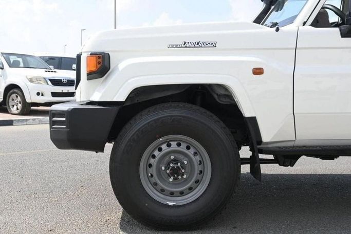 Новый Toyota Land Cruiser 70 Series Рестайлинг 2, 4.0 л, 2024 в Дубае от Mohamed Hakim Motors Белый цвет. GCC | AUTO.AE