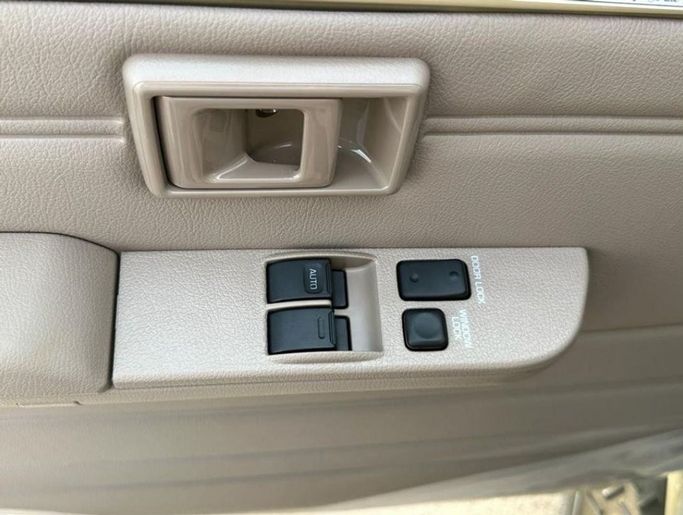 Новый Toyota Land Cruiser 70 Series Рестайлинг 2, 4.0 л, 2024 в Дубае от Mohamed Hakim Motors Желтый цвет. GCC | AUTO.AE