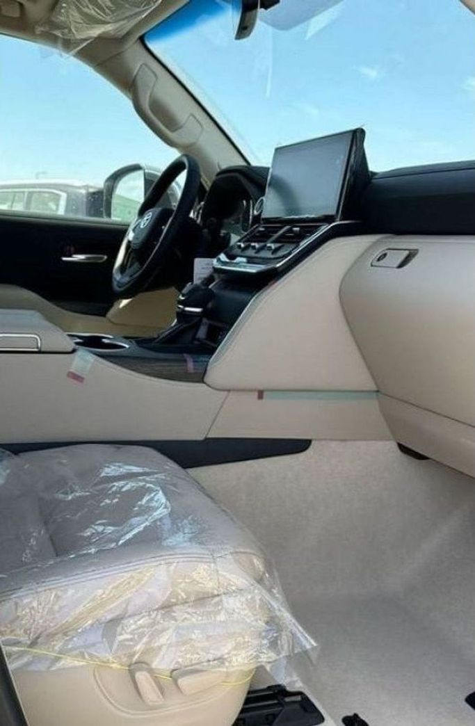 Новый Toyota Land Cruiser 300 Series, 3.3 л, 2023 в Дубае от Mohamed Hakim Motors Красный цвет. GCC | AUTO.AE