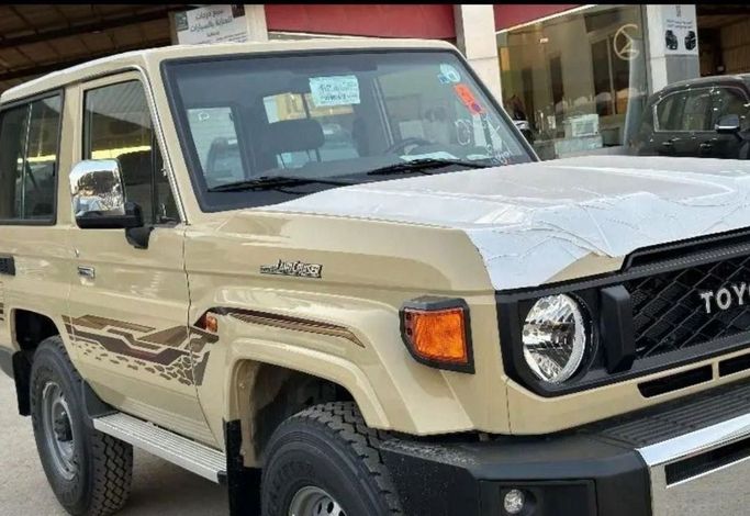 Новый Toyota Land Cruiser 70 Series Рестайлинг 2, 2.8 л, 2024 в Дубае от Mohamed Hakim Motors Бежевый цвет. GCC | AUTO.AE