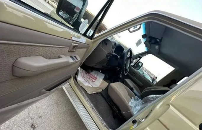 Новый Toyota Land Cruiser 70 Series Рестайлинг 2, 2.8 л, 2024 в Дубае от Mohamed Hakim Motors Бежевый цвет. GCC | AUTO.AE