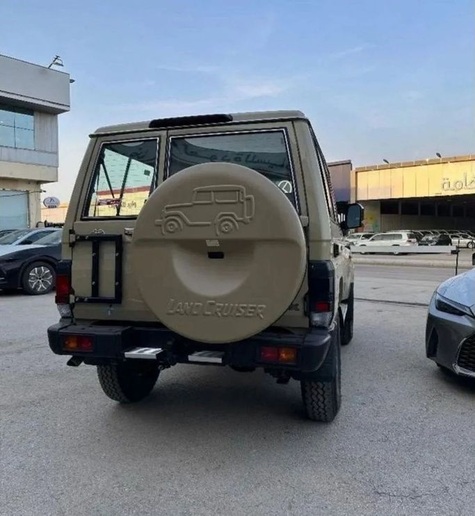 Новый Toyota Land Cruiser 70 Series Рестайлинг 2, 2.8 л, 2024 в Дубае от Mohamed Hakim Motors Бежевый цвет. GCC | AUTO.AE
