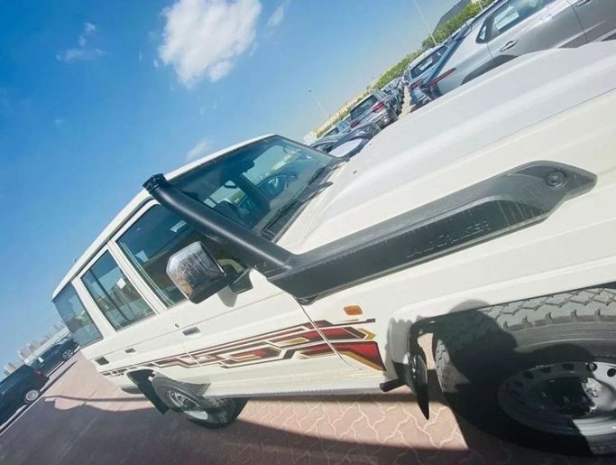 Новый Toyota Land Cruiser 70 Series Рестайлинг 2, 4.5 л, 2024 в Дубае от Mohamed Hakim Motors Белый цвет. GCC | AUTO.AE