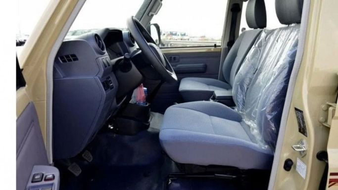 Новый Toyota Land Cruiser 70 Series Рестайлинг 2, 4.5 л, 2024 в Дубае от Mohamed Hakim Motors Бежевый цвет. GCC | AUTO.AE