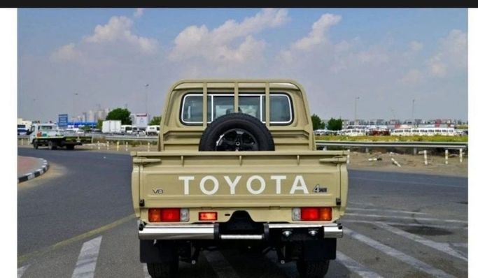 Новый Toyota Land Cruiser 70 Series Рестайлинг 2, 4.5 л, 2024 в Дубае от Mohamed Hakim Motors Бежевый цвет. GCC | AUTO.AE
