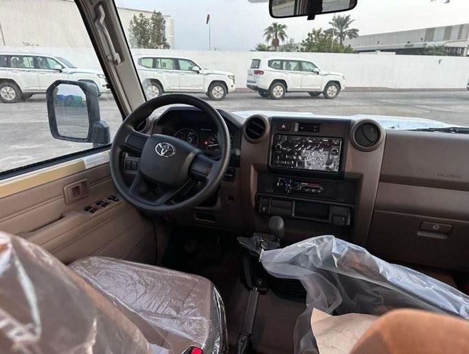 Новый Toyota Land Cruiser 70 Series Рестайлинг 2, 4.5 л, 2024 в Дубае от Mohamed Hakim Motors Бежевый цвет. GCC | AUTO.AE