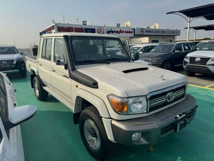 Новый Toyota Land Cruiser 70 Series Рестайлинг 1, 4.5 л, 2023 в Дубае от Mohamed Hakim Motors Бежевый цвет. GCC | AUTO.AE