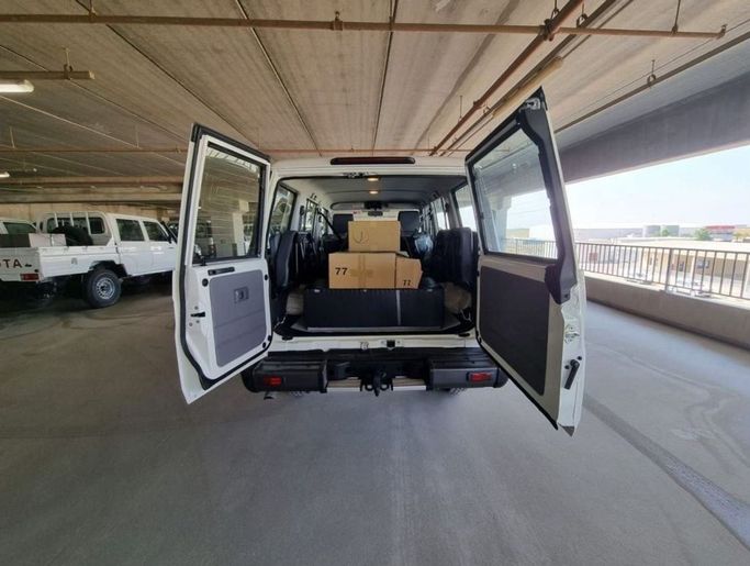 Новый Toyota Land Cruiser 70 Series Рестайлинг 2, 4.5 л, 2024 в Дубае от Mohamed Hakim Motors Бежевый цвет. GCC | AUTO.AE