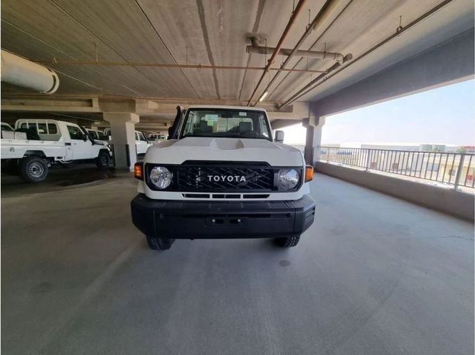 Новый Toyota Land Cruiser 70 Series Рестайлинг 2, 4.5 л, 2024 в Дубае от Mohamed Hakim Motors Бежевый цвет. GCC | AUTO.AE