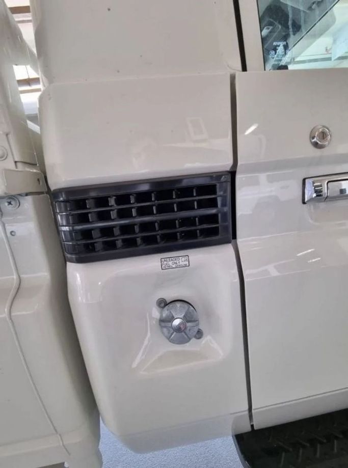 Новый Toyota Land Cruiser 70 Series Рестайлинг 2, 4.5 л, 2024 в Дубае от Mohamed Hakim Motors Бежевый цвет. GCC | AUTO.AE