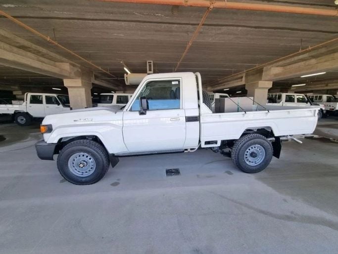 Новый Toyota Land Cruiser 70 Series Рестайлинг 2, 4.5 л, 2024 в Дубае от Mohamed Hakim Motors Бежевый цвет. GCC | AUTO.AE