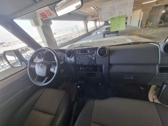 Новый Toyota Land Cruiser 70 Series Рестайлинг 2, 4.5 л, 2024 в Дубае от Mohamed Hakim Motors Бежевый цвет. GCC | AUTO.AE
