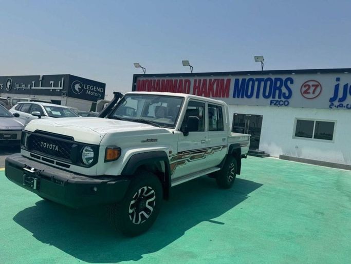 Новый Toyota Land Cruiser 70 Series Рестайлинг 2, 2.8 л, 2024 в Дубае от Mohamed Hakim Motors Бежевый цвет. GCC | AUTO.AE