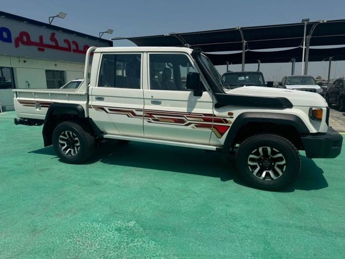 Новый Toyota Land Cruiser 70 Series Рестайлинг 2, 2.8 л, 2024 в Дубае от Mohamed Hakim Motors Бежевый цвет. GCC | AUTO.AE