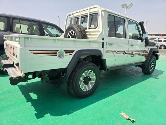 Новый Toyota Land Cruiser 70 Series Рестайлинг 2, 4.0 л, 2024 в Дубае от Mohamed Hakim Motors Белый цвет. GCC | AUTO.AE