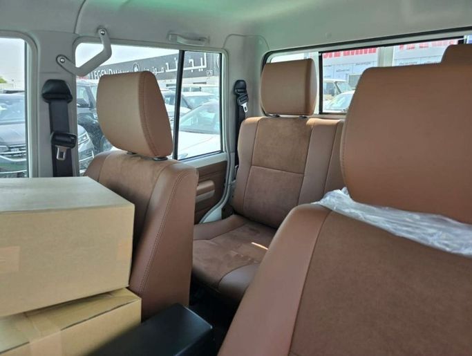 Новый Toyota Land Cruiser 70 Series Рестайлинг 2, 4.0 л, 2024 в Дубае от Mohamed Hakim Motors Белый цвет. GCC | AUTO.AE