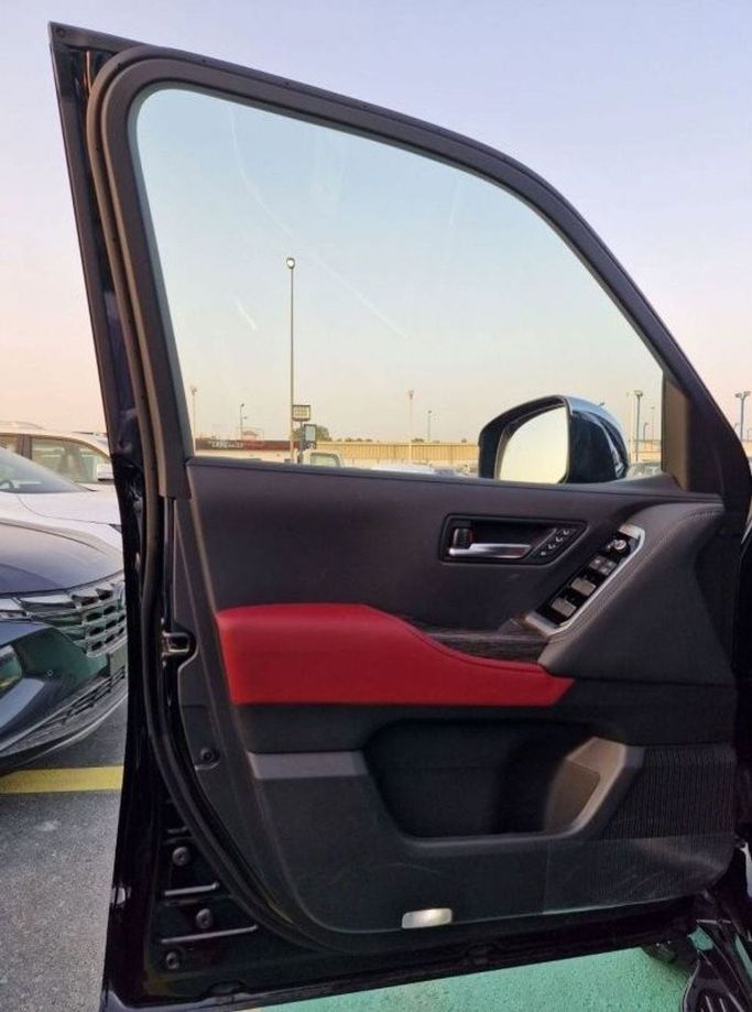 Новый Toyota Land Cruiser 300 Series, 3.3 л, 2023 в Дубае от Mohamed Hakim Motors Черный цвет. GCC | AUTO.AE