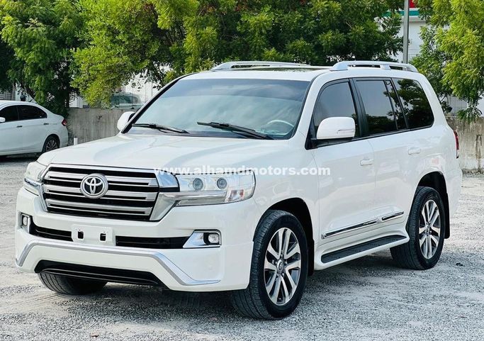 Used Toyota Land Cruiser 200 Series Facelift 2, 4.0 l, 2017 in Dubai by Alhamd Motors, White color. GCC Specs | AUTO.AE