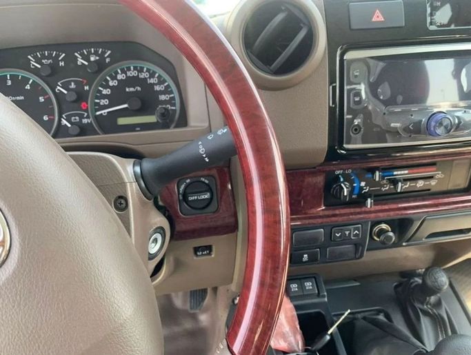 Новый Toyota Land Cruiser 70 Series Рестайлинг 2, 4.5 л, 2023 в Дубае от Mohamed Hakim Motors Белый цвет. GCC | AUTO.AE