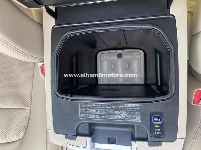 Подержанный Toyota Land Cruiser 200 Series Рестайлинг 2, 4.0 л, 2018 в Дубае от Alhamd Motors Белый цвет. GCC | AUTO.AE