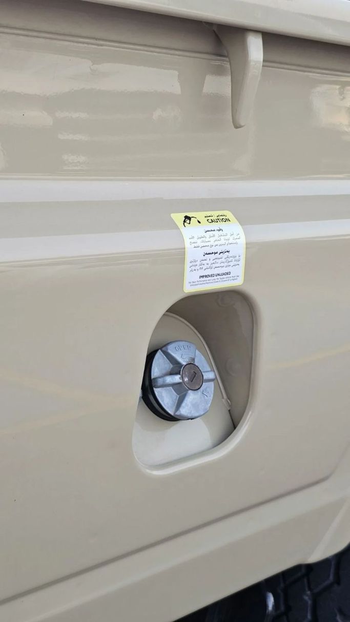 Новый Toyota Land Cruiser 70 Series Рестайлинг 1, 4.0 л, 2023 в Дубае от Mohamed Hakim Motors Бежевый цвет. GCC | AUTO.AE