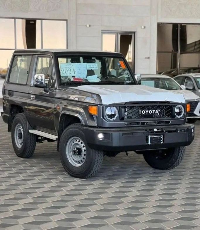 Новый Toyota Land Cruiser 70 Series Рестайлинг 2, 2.8 л, 2024 в Дубае от Mohamed Hakim Motors Черный цвет. GCC | AUTO.AE