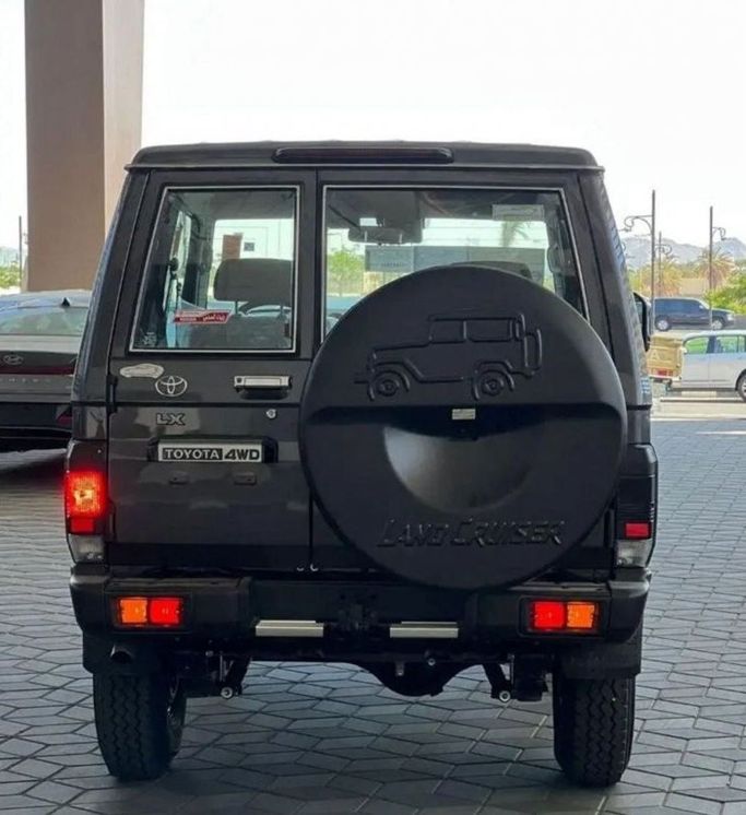 Новый Toyota Land Cruiser 70 Series Рестайлинг 2, 2.8 л, 2024 в Дубае от Mohamed Hakim Motors Черный цвет. GCC | AUTO.AE